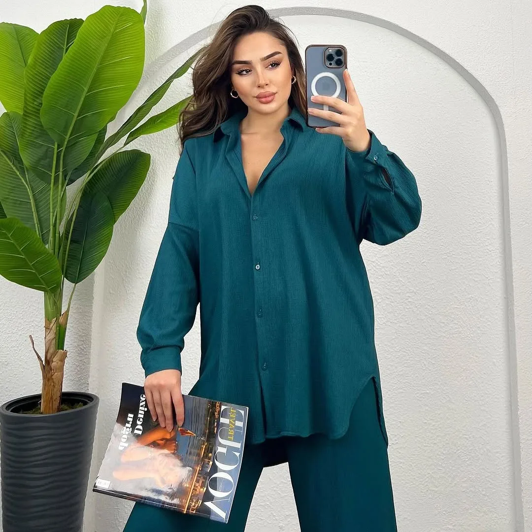 Modern tasarıma sahip oversize ikili takım ile günlük şıklık yakalayan kadın. Rahat kesim gömlek ve bol paça pantolon kombini.