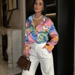 Şık saten desenli gömlek ve kahverengi pantolon kombinli kadın