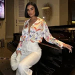 Şık saten desenli gömlek ve kahverengi pantolon kombinli kadın