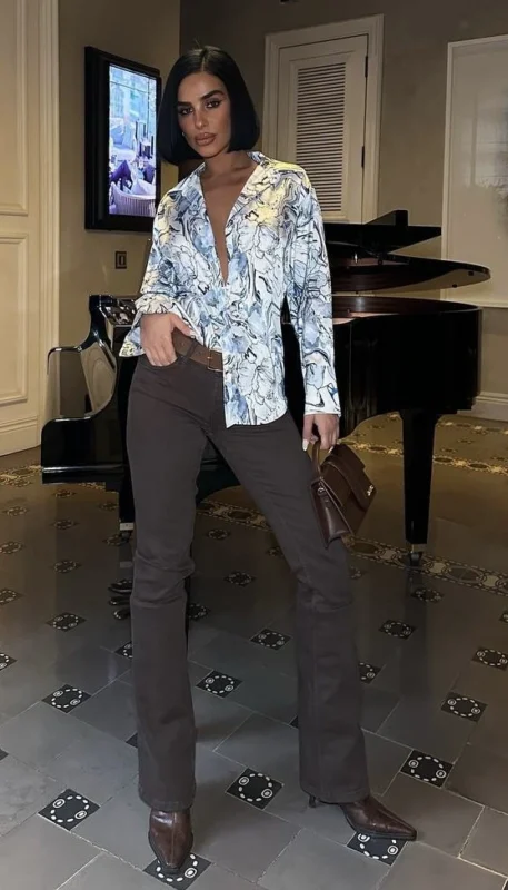 Şık saten desenli gömlek ve kahverengi pantolon kombinli kadın