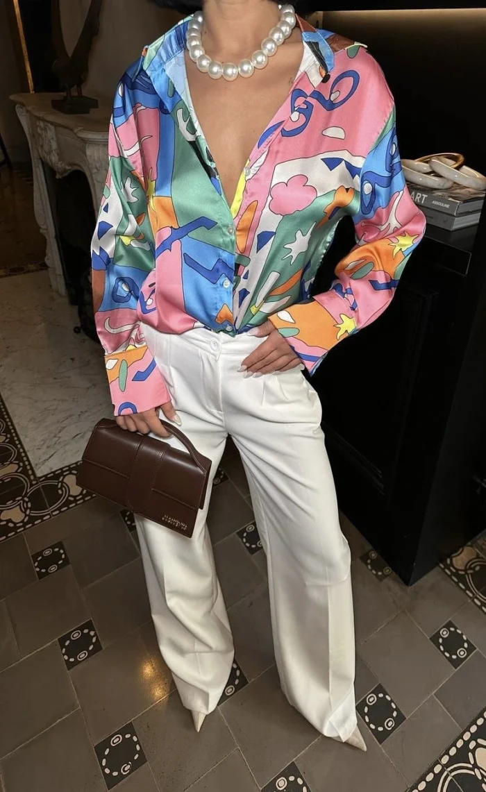 Şık saten desenli gömlek ve kahverengi pantolon kombinli kadın