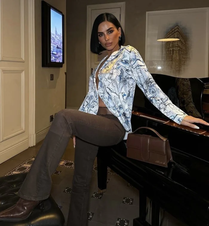 Şık saten desenli gömlek ve kahverengi pantolon kombinli kadın