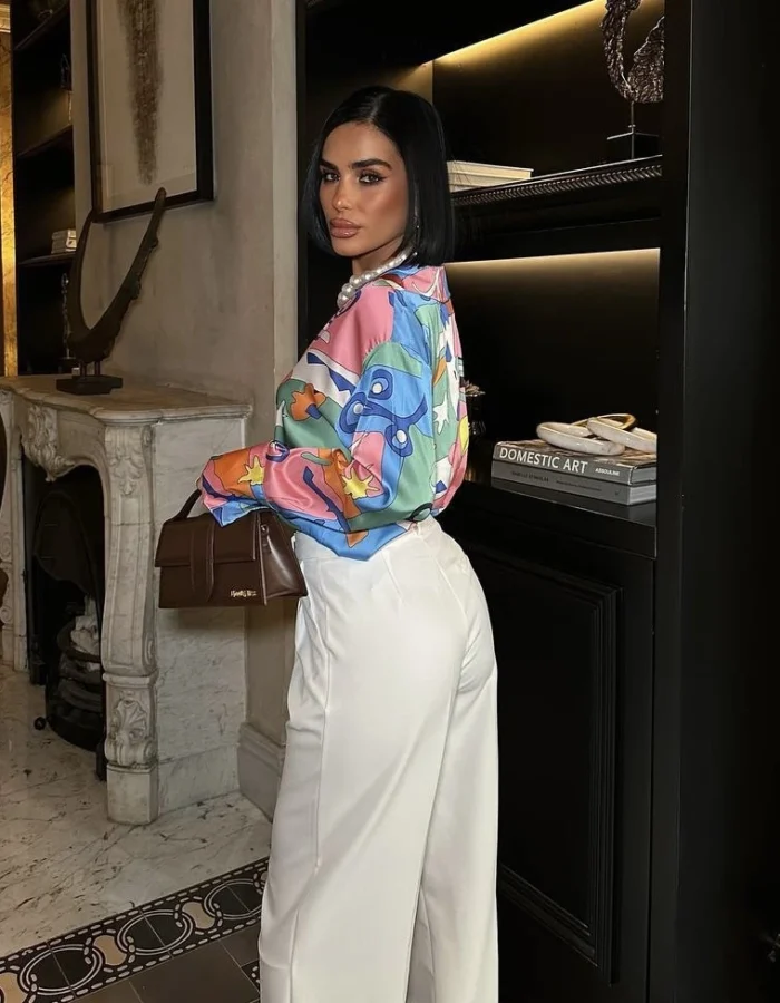 Şık saten desenli gömlek ve kahverengi pantolon kombinli kadın