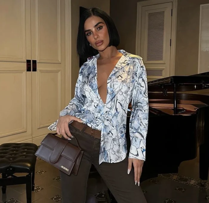 Şık saten desenli gömlek ve kahverengi pantolon kombinli kadın