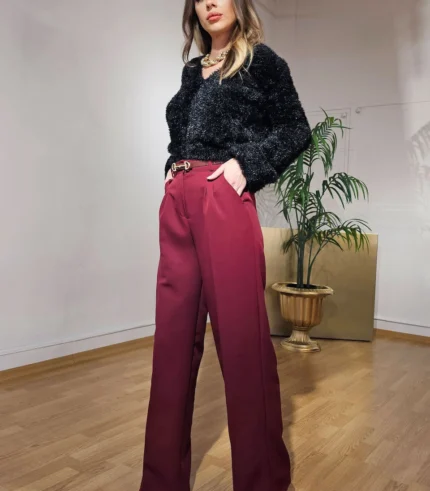 Şık siyah hırka ve palazzo pantolon kombini giyen kadın