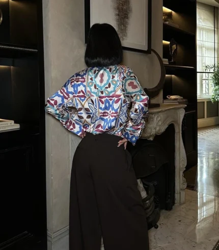 Şık saten desenli gömlek ve kahverengi pantolon kombinli kadın