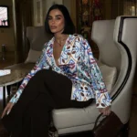 Şık saten desenli gömlek ve kahverengi pantolon kombinli kadın