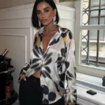 Şık saten desenli gömlek ve kahverengi mini etek kombinli kadın