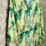 Şık saten desenli gömlek ve kahverengi pantolon kombinli kadın