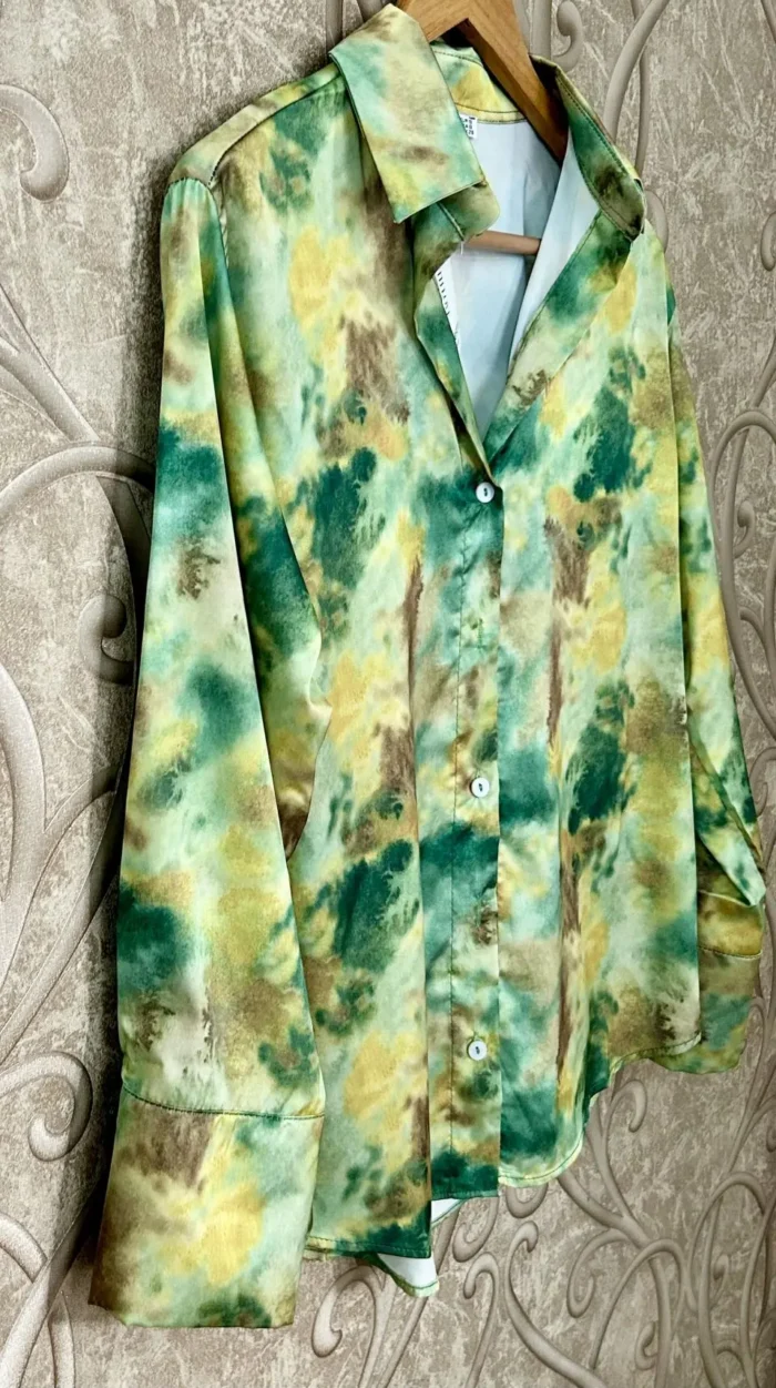 Şık saten desenli gömlek ve kahverengi pantolon kombinli kadın