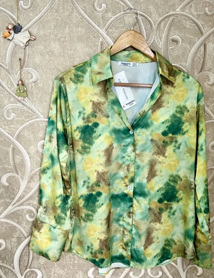 Şık saten desenli gömlek ve kahverengi pantolon kombinli kadın