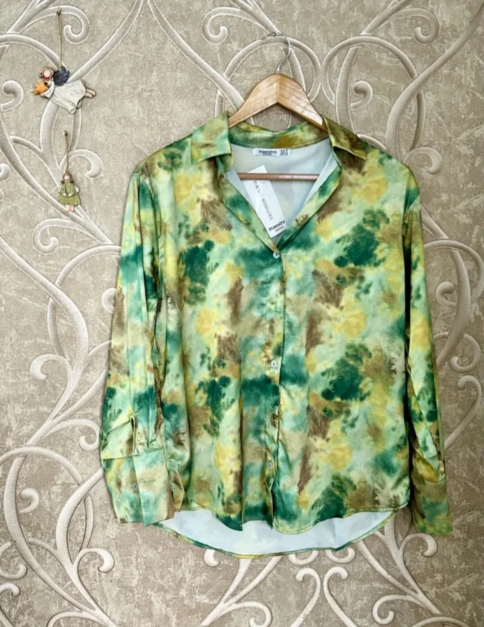 Şık saten desenli gömlek ve kahverengi pantolon kombinli kadın