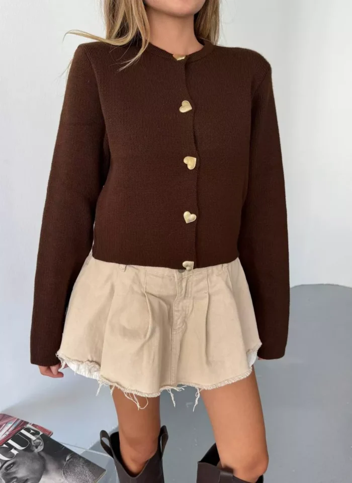 kadin-kalp-dugmeli-triko-hirka.webp2 kadın triko hırka – Kalp düğmeli crop model