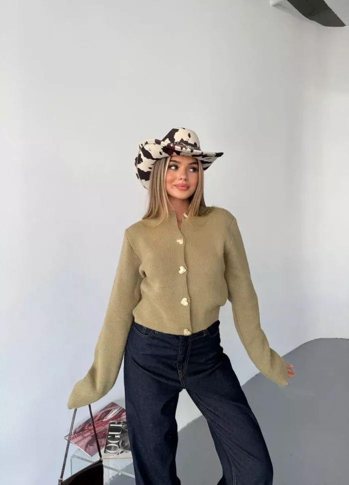kadin-kalp-dugmeli-triko-hirka.webp3 kadın triko hırka – Kalp düğmeli crop model