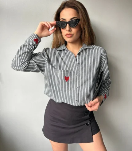 kalp nakışlı gömlek detay