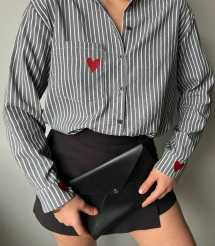 kalp nakışlı gömlek detay